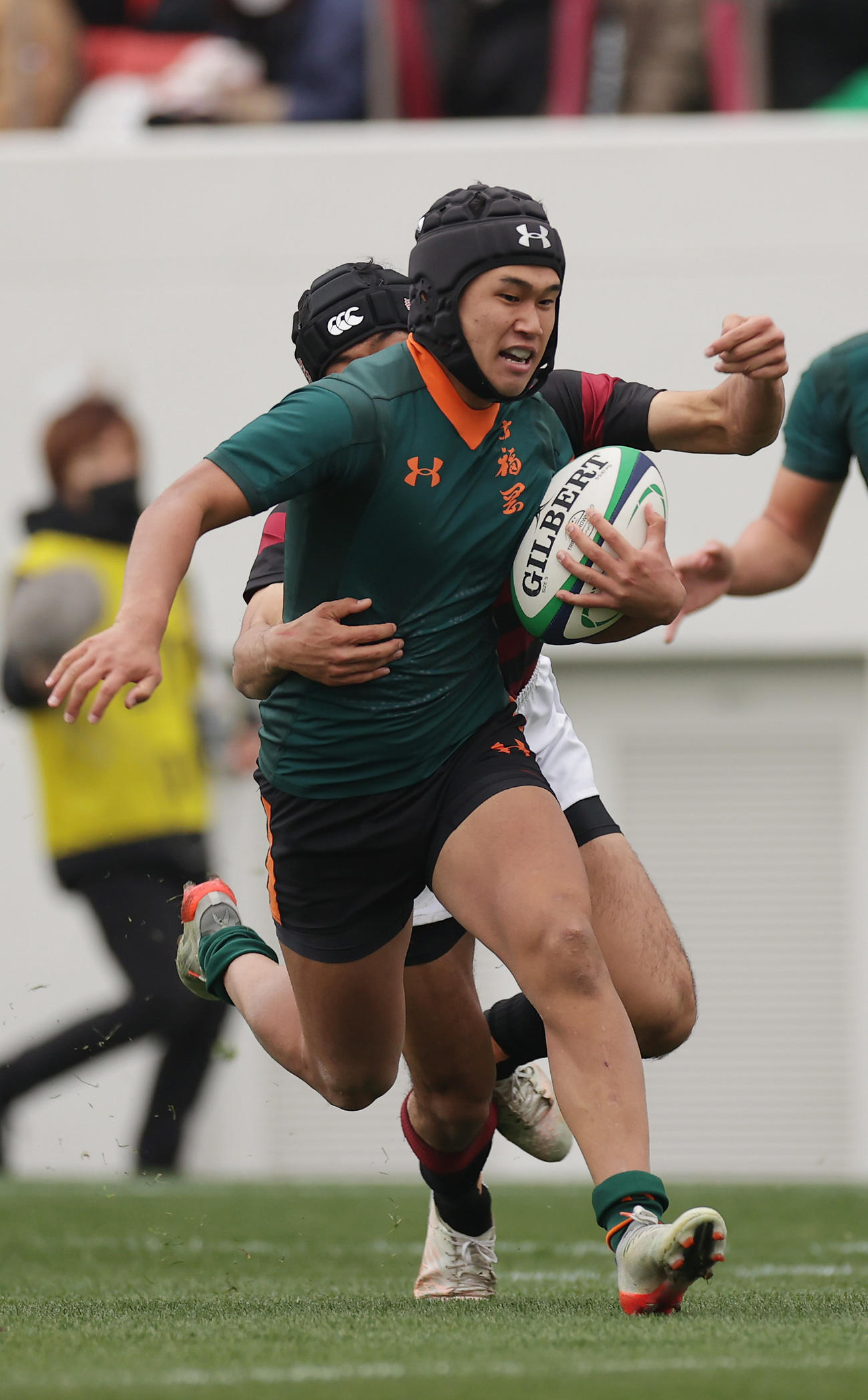 報徳学園対東福岡　前半、相手タックルをかわしトライを決める東福岡FB石原（撮影・前田充）