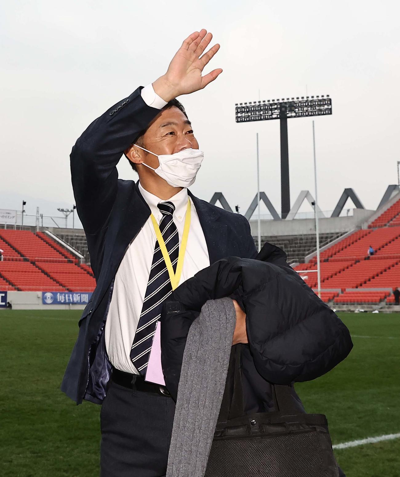 報徳学園対東福岡　優勝を決めた東福岡・藤田監督は笑顔を見せながらスタンドに手を振る（撮影・上田博志）