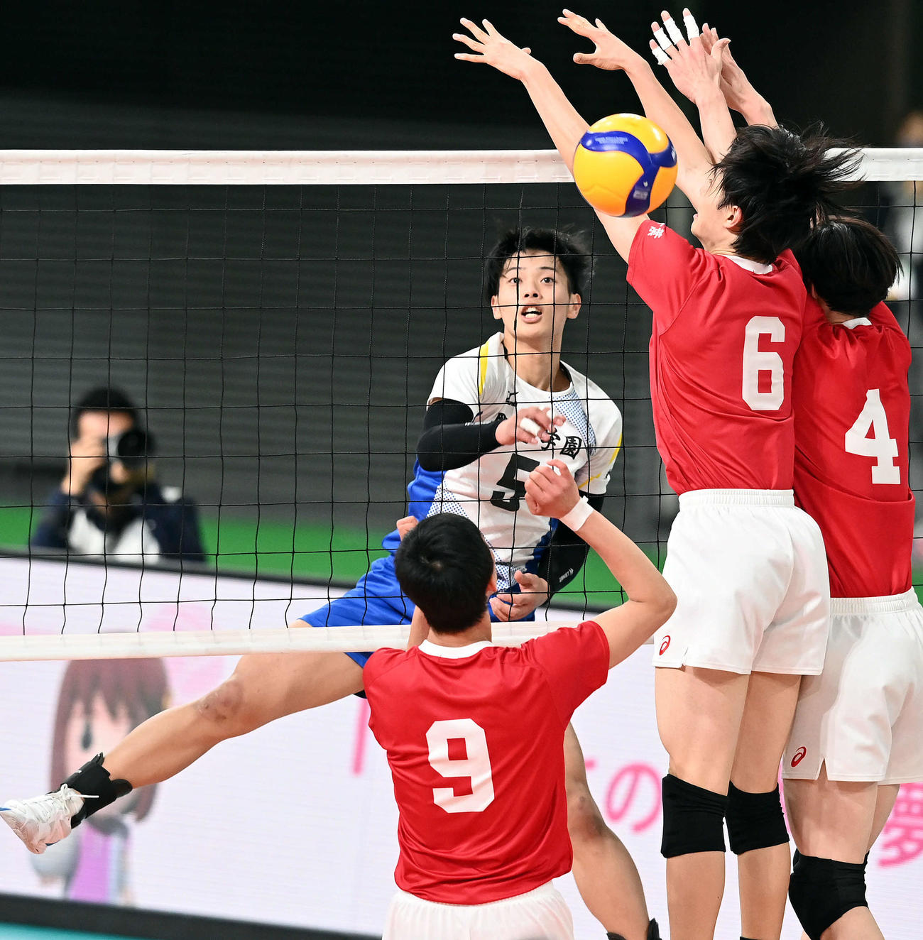 習志野対駿台学園　スパイクを放つ駿台学園・亀岡（撮影・たえ見朱実）