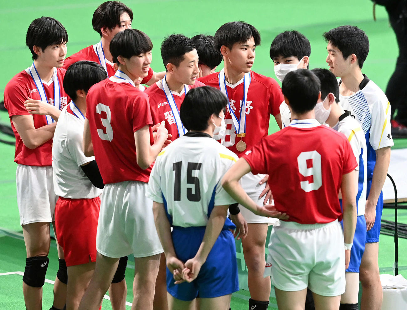 習志野対駿台学園　健闘をたたえ合う習志野と駿台学園の選手たち（撮影・たえ見朱実）