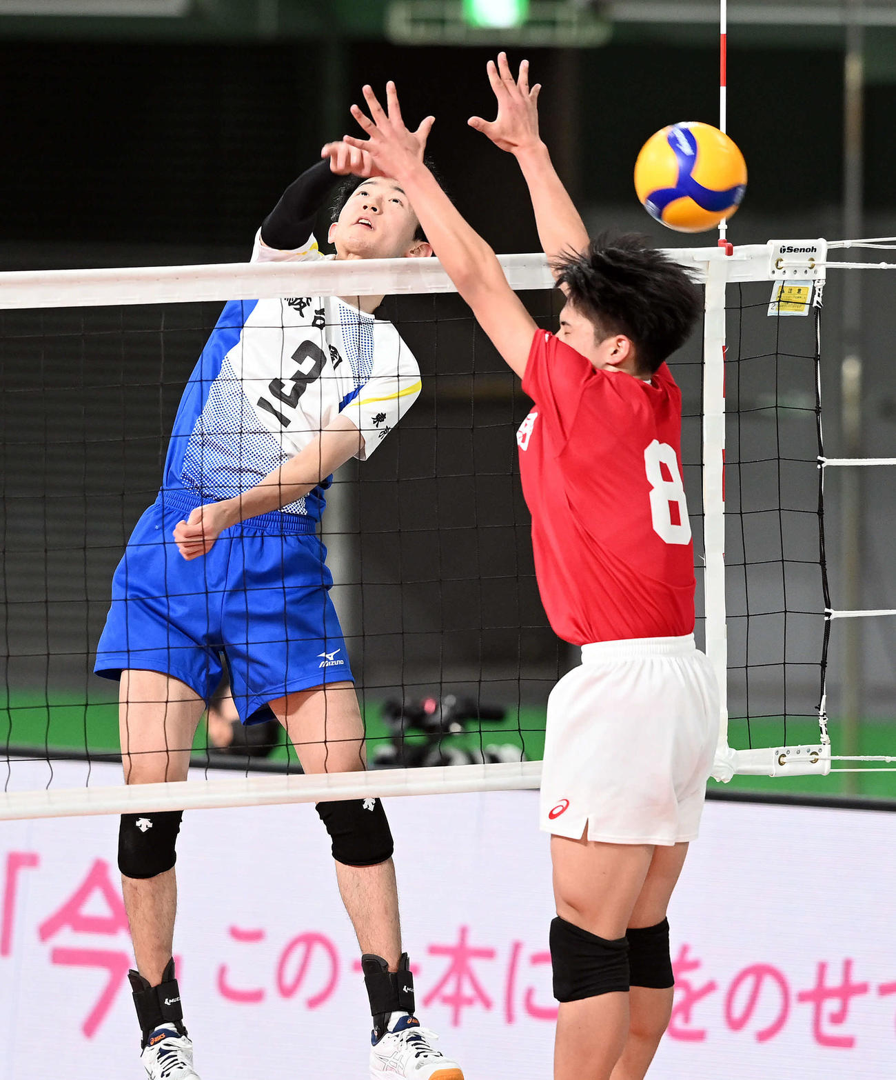 習志野対駿台学園　スパイクを放つ駿台学園・佐藤（撮影・たえ見朱実）