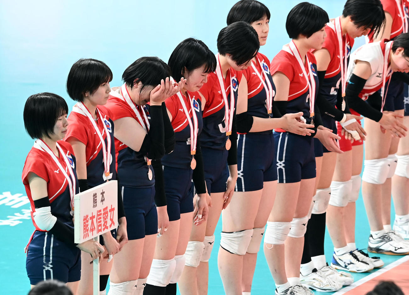 熊本信愛女対古川学園　3位となり悔し涙を流す熊本信愛女の選手たち（撮影・たえ見朱実）