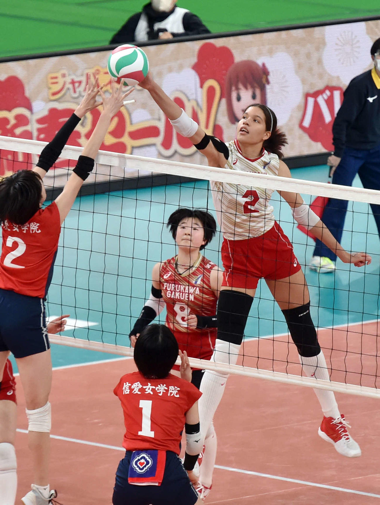 第1S、ネット際で競り合う古川学園・アロンドラ（撮影・相沢孔志）