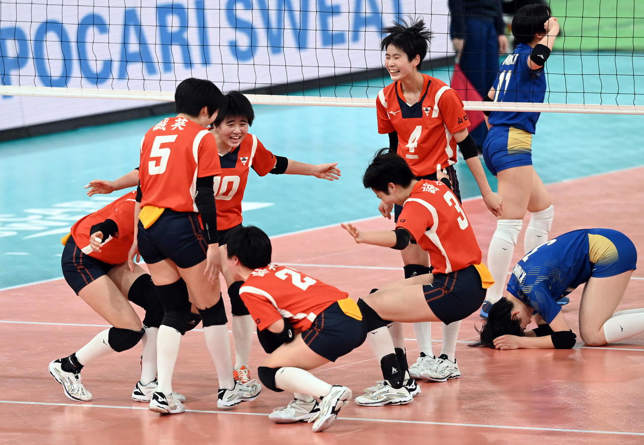 金蘭会対誠英　金蘭会に勝利し決勝進出を決めて喜ぶ誠英（撮影・たえ見朱実）