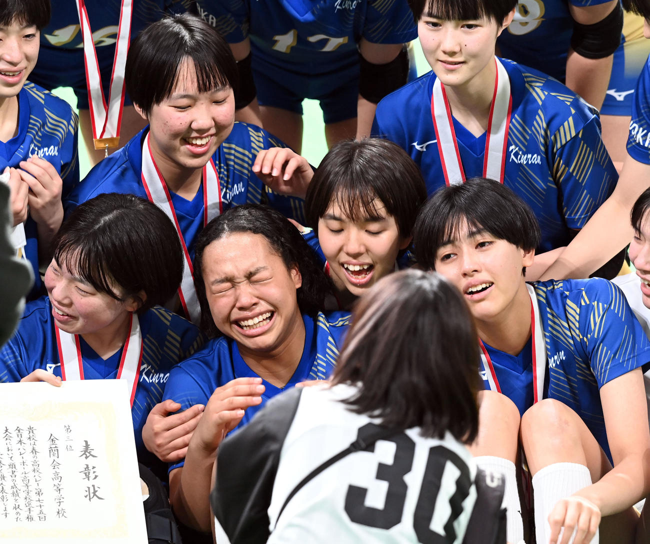 金蘭会対誠英　3位に終わった金蘭会・上村（前列左から2人目）は、悔し涙を流しながら記念撮影に納まる（撮影・たえ見朱実）