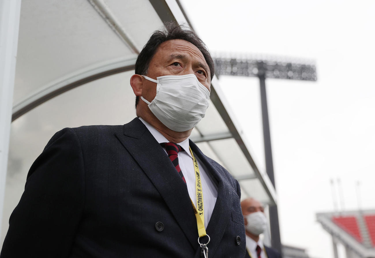 東福岡に敗れ準優勝となり、悔しそうに表彰式を見つめる報徳学園・西條監督（撮影・前田充）