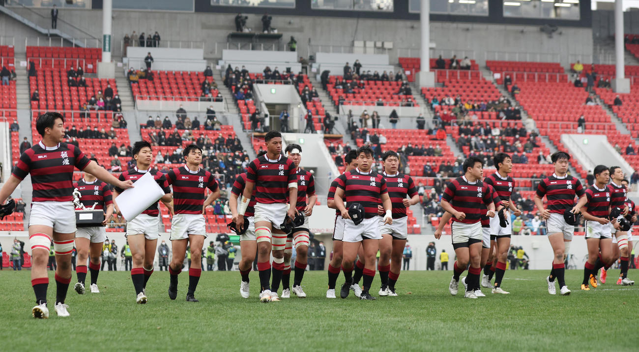 東福岡に敗れ準優勝となり、スタンドの応援団にあいさつに向かう報徳学園フィフティーン（撮影・前田充）