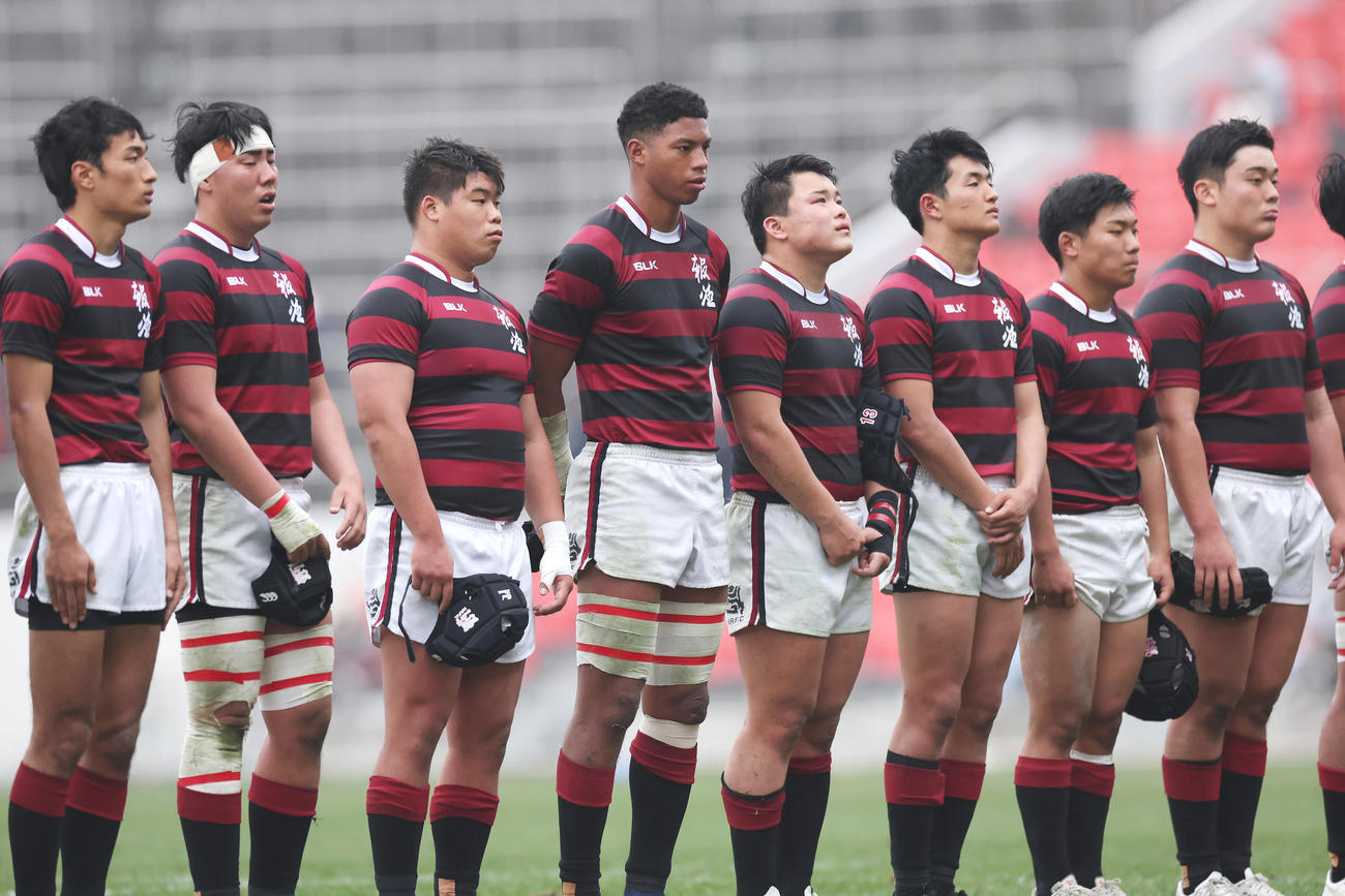 東福岡に敗れ準優勝となり、表彰式で悔しそうに整列するNO8石橋（中央）ら報徳学園の選手たち（撮影・前田充）