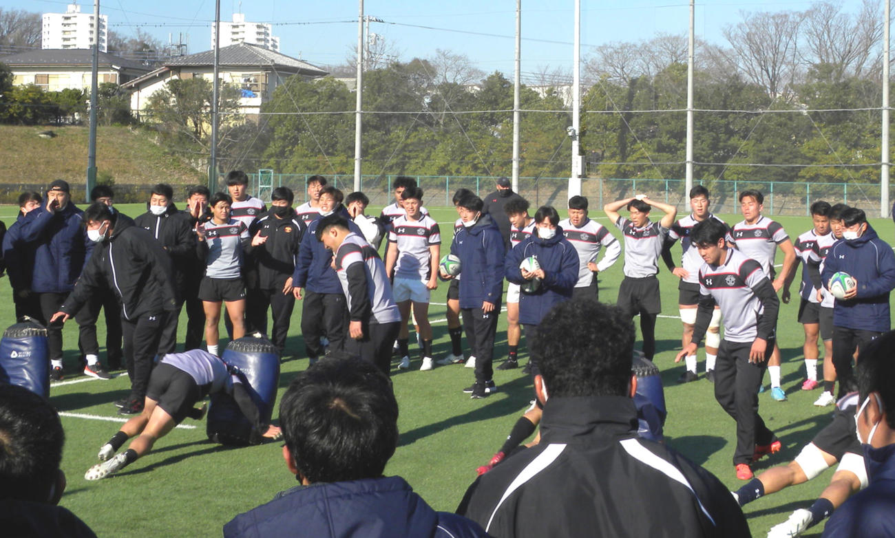 早大との全国大学選手権決勝前日練習の最後にタックルする帝京大の選手たち（撮影・松本航）