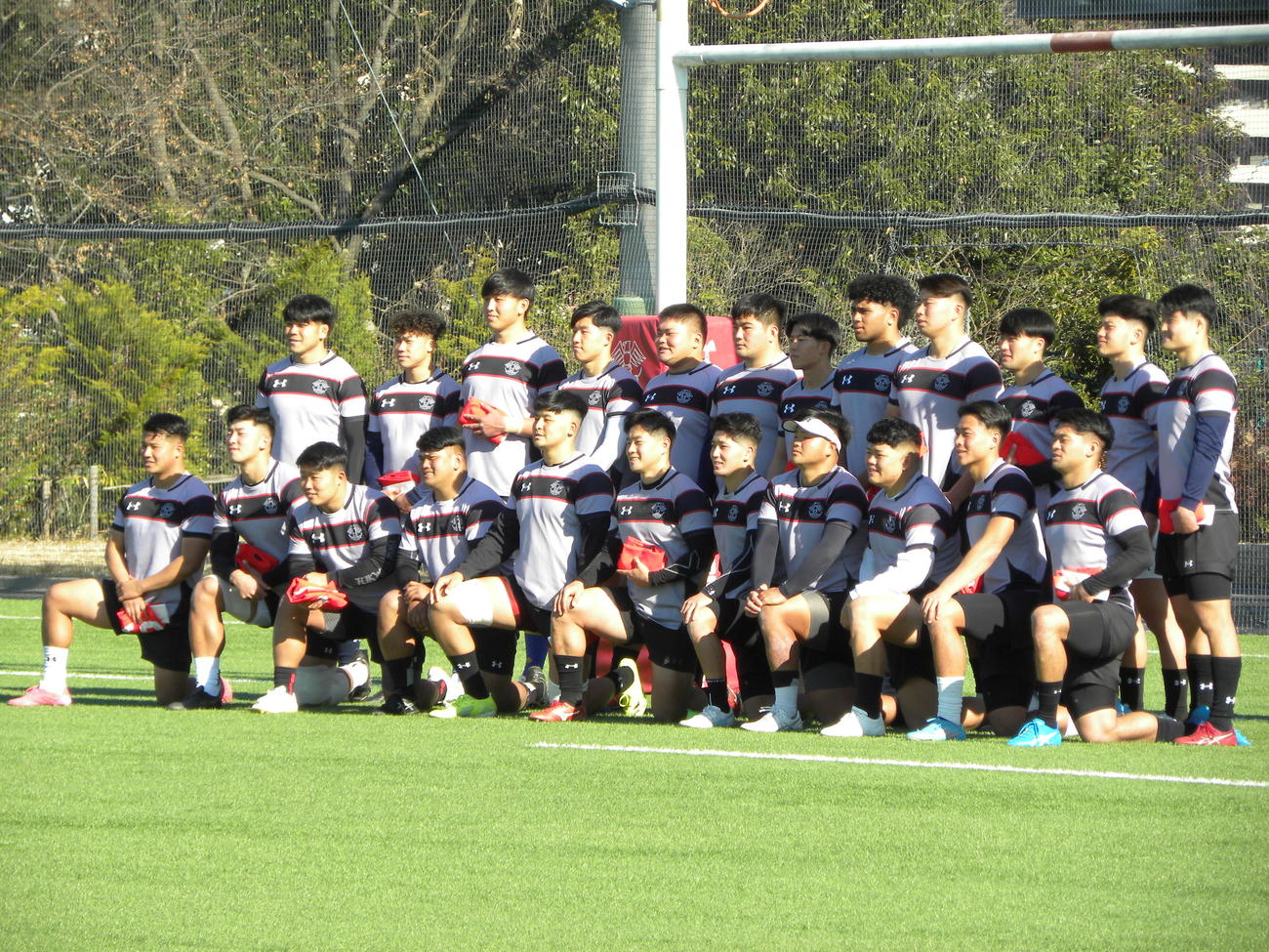 早大との全国大学選手権決勝前日練習を終え、写真に納まる帝京大の選手たち（撮影・松本航）