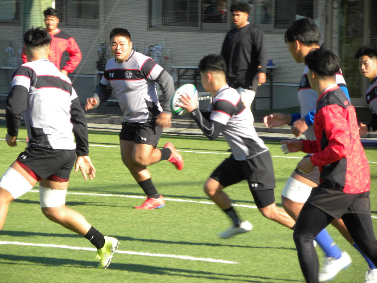早大との全国大学選手権決勝前日練習で攻撃を確認する帝京大の選手たち（撮影・松本航）