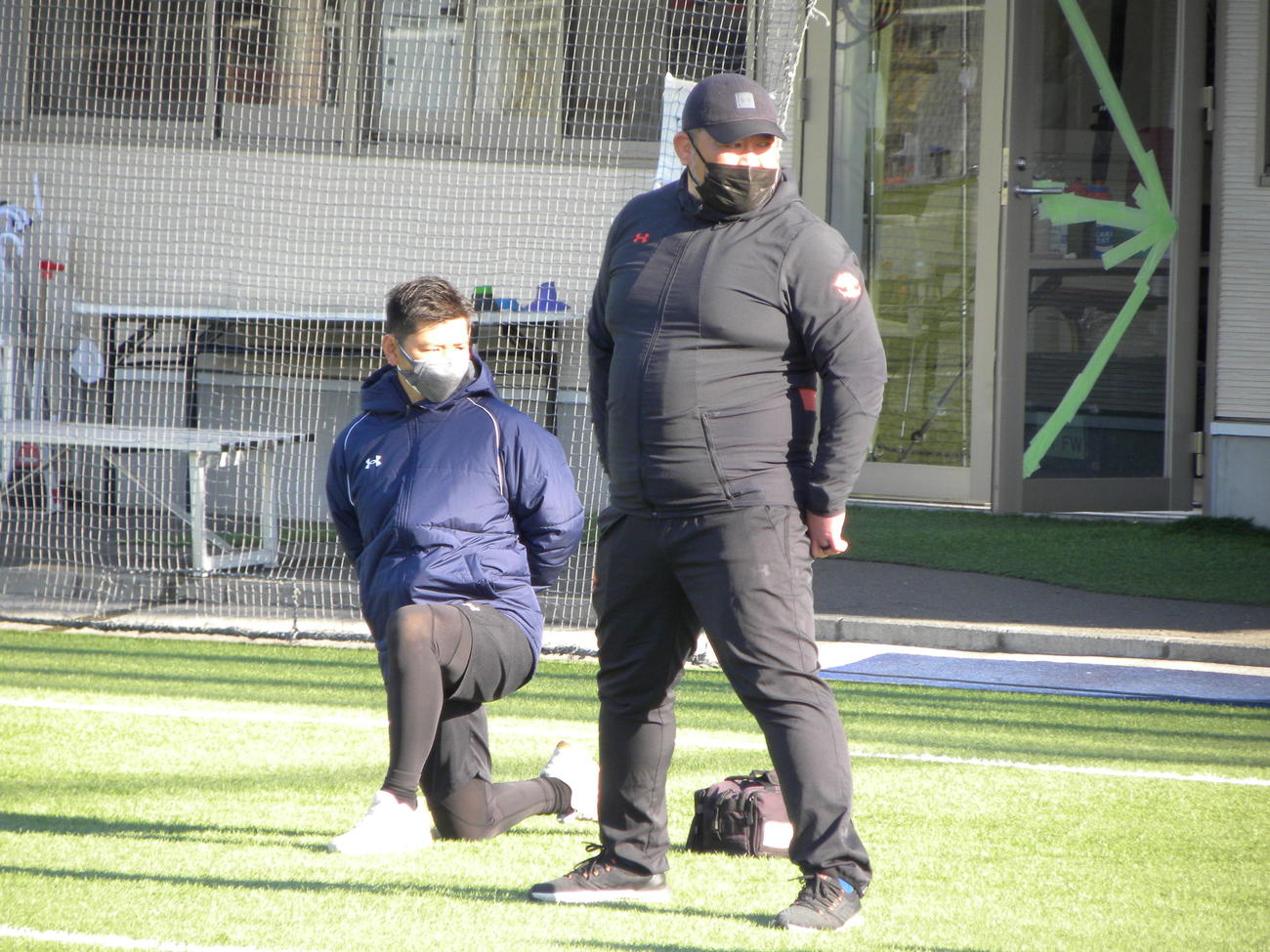 早大との全国大学選手権決勝前日練習を見守る帝京大の相馬朋和監督（右）（撮影・松本航）