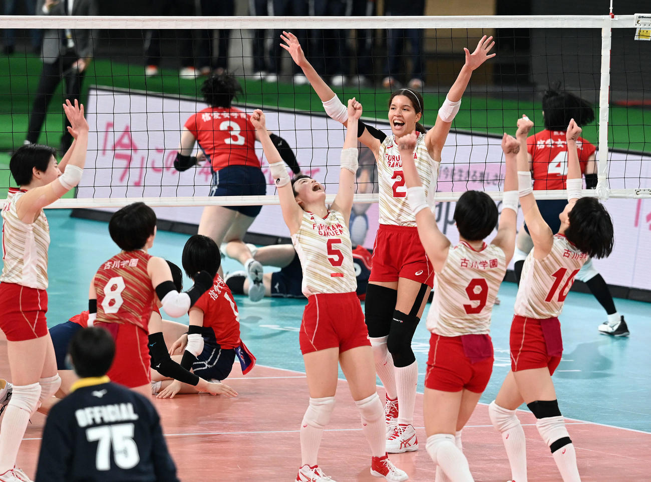 熊本信愛女対古川学園　第3セット、マッチポイントを迎え笑顔でバンザイするタピア（右から3人目）ら古川学園の選手たち（撮影・たえ見朱実）