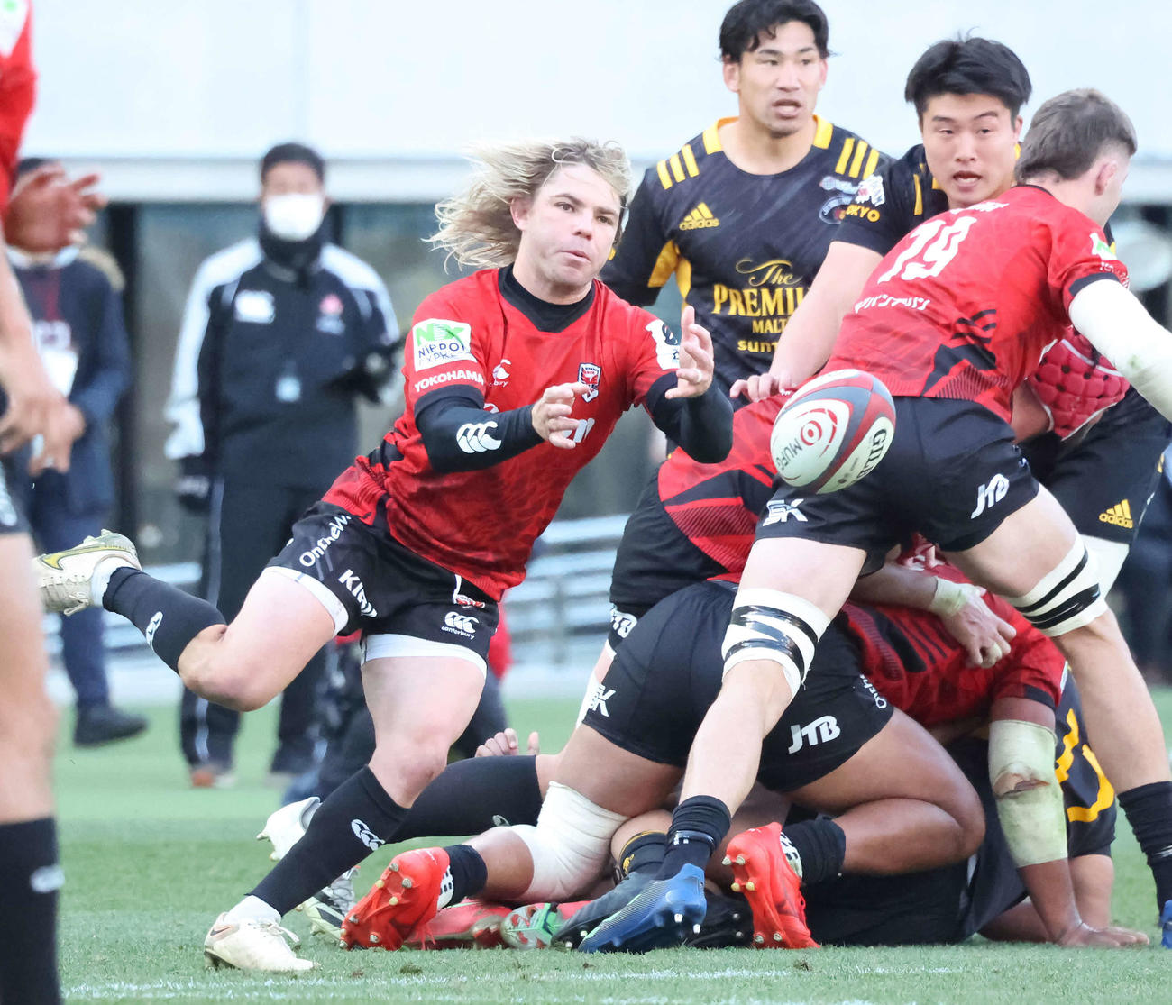 東京SG対横浜　後半、ラックからボールを出しパスする南ア代表横浜SHファフ・デクラーク（撮影・丹羽敏通）