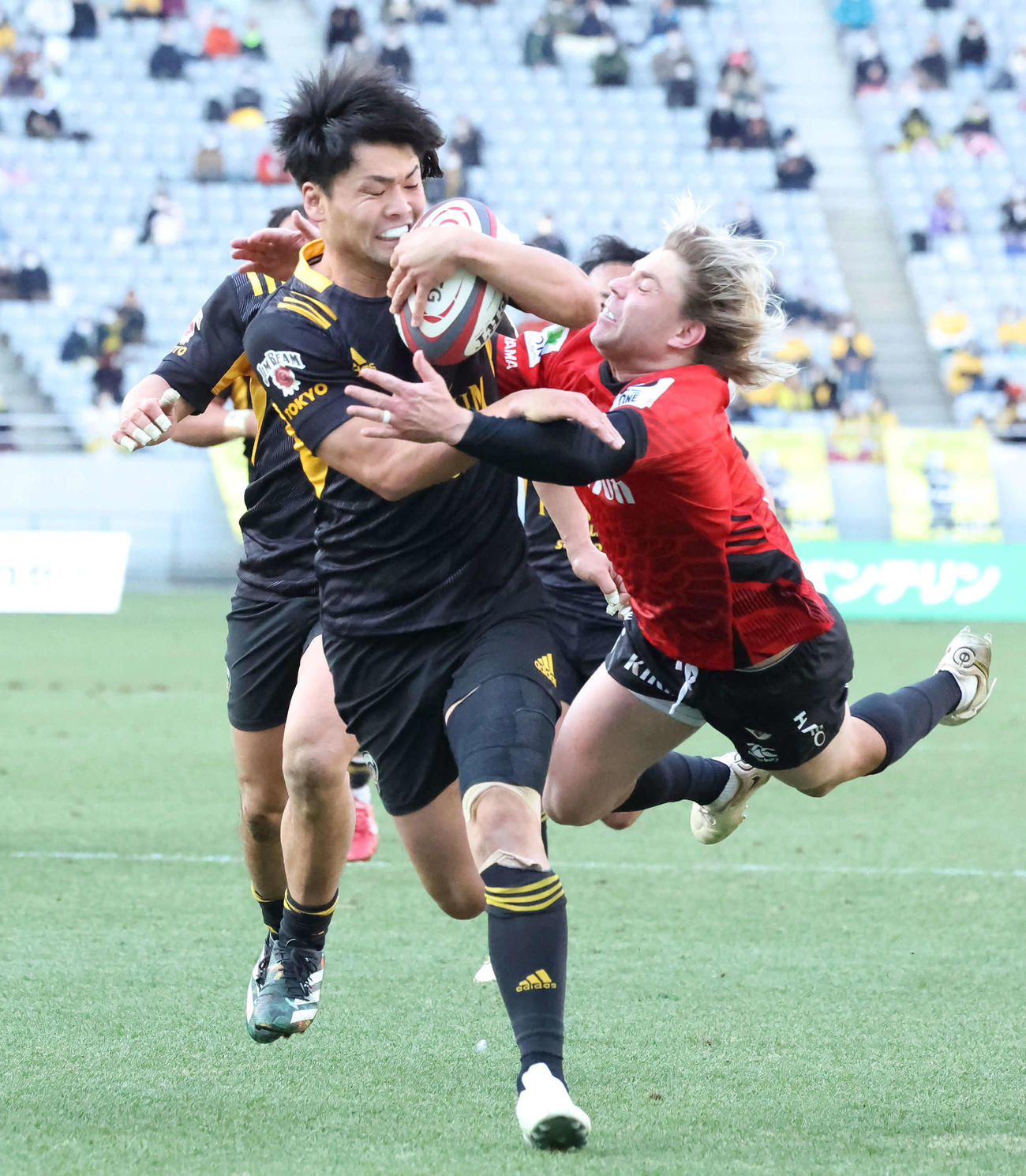 東京SG対横浜　後半、南ア代表横浜SHファフ・デクラークのタックルを受けながらも突進する東京SG・CTB森谷（撮影・丹羽敏通）