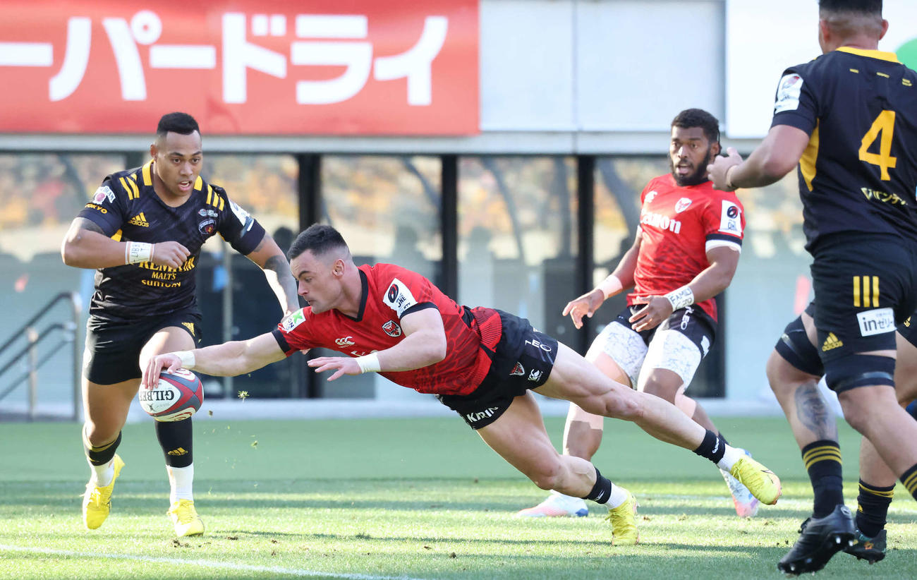 東京SG対横浜　前半、ゴール右にトライを決める横浜CTBジェシー・クリエル（撮影・丹羽敏通）