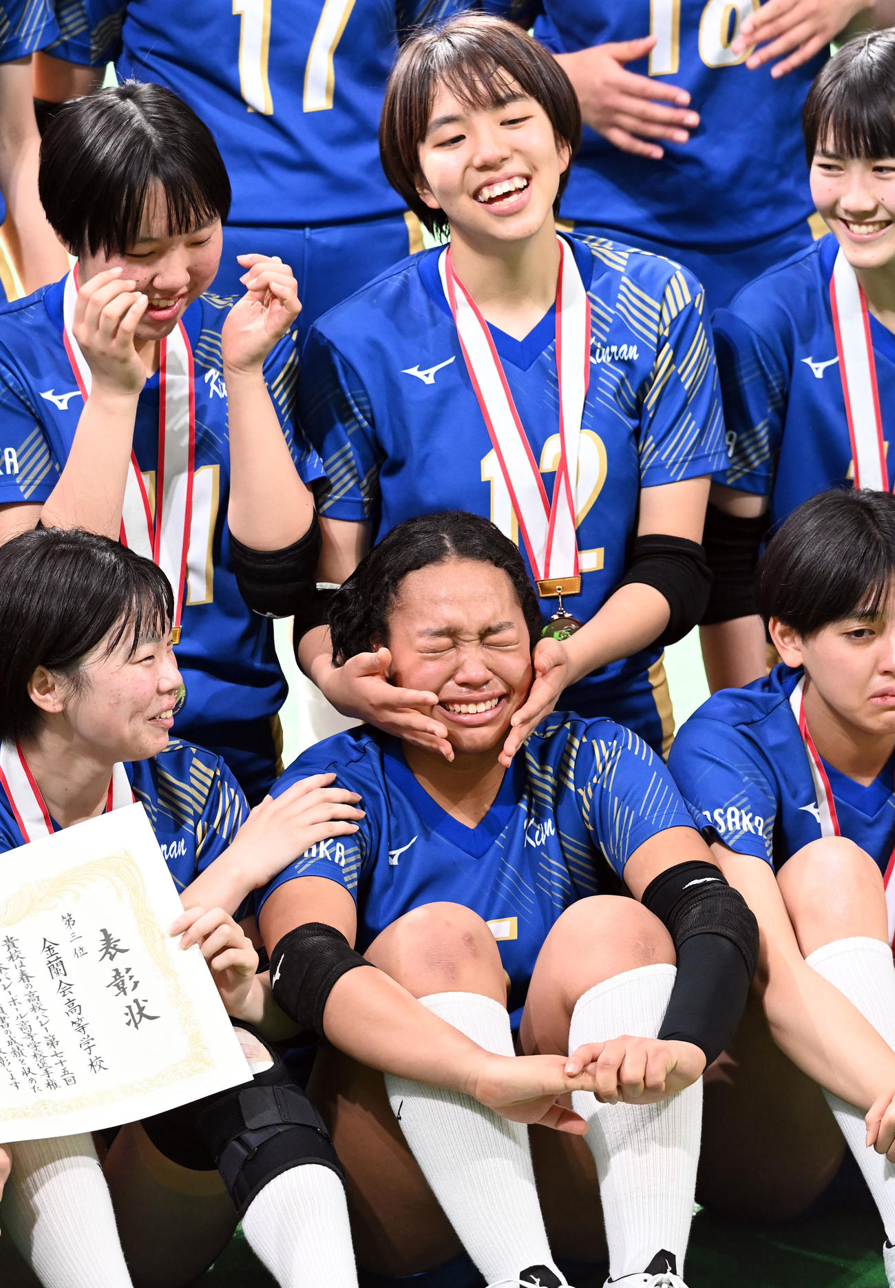 金蘭会対誠英　3位に終わった金蘭会・上村は、悔し涙を流しながら記念撮影に納まる（撮影・たえ見朱実）