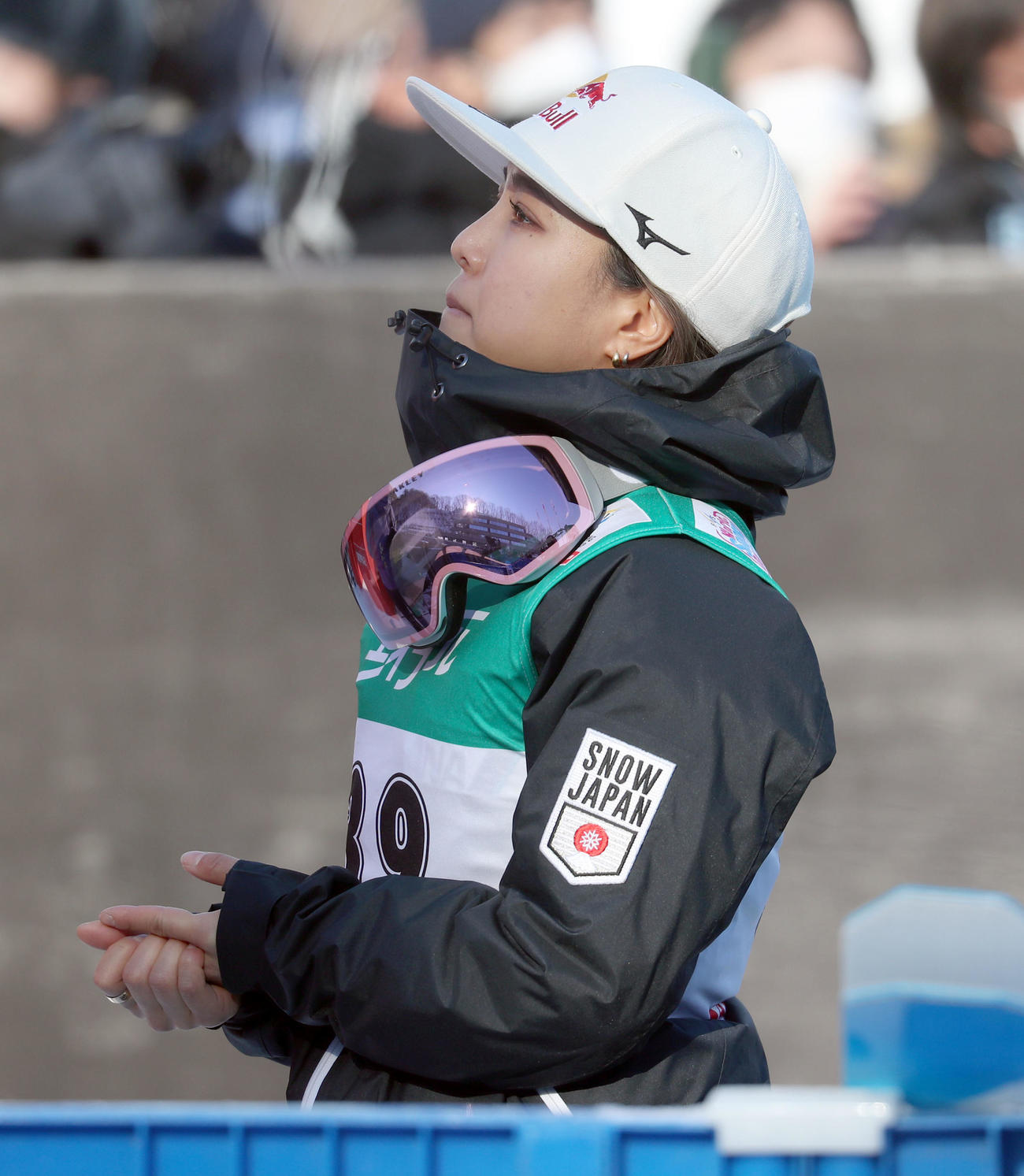 2回目を終えジャンプ台を見つめる高梨（撮影・佐藤翔太）