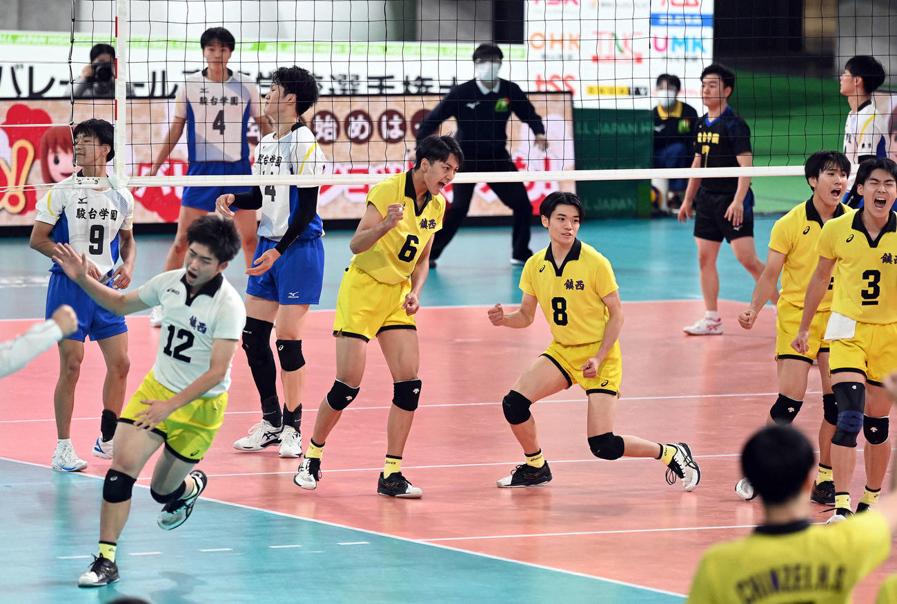 駿台学園対鎮西　第2セット、マッチポイントを迎えガッツポーズを決める鎮西。2セットを連取（撮影・たえ見朱実）
