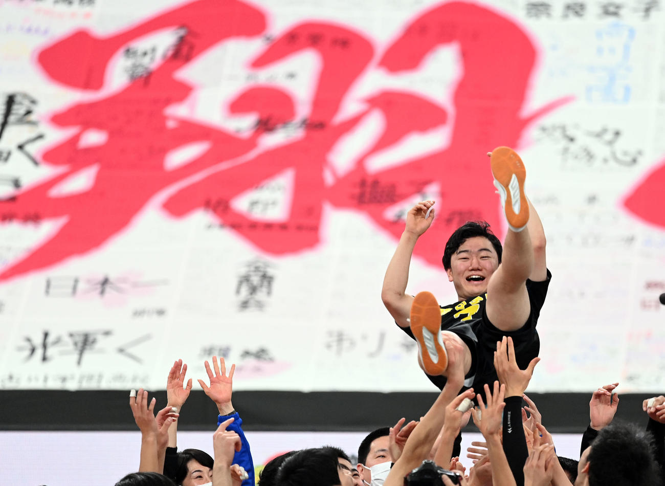 駿台学園対鎮西　優勝を飾り、胴上げされる駿台学園・布台（撮影・たえ見朱実）