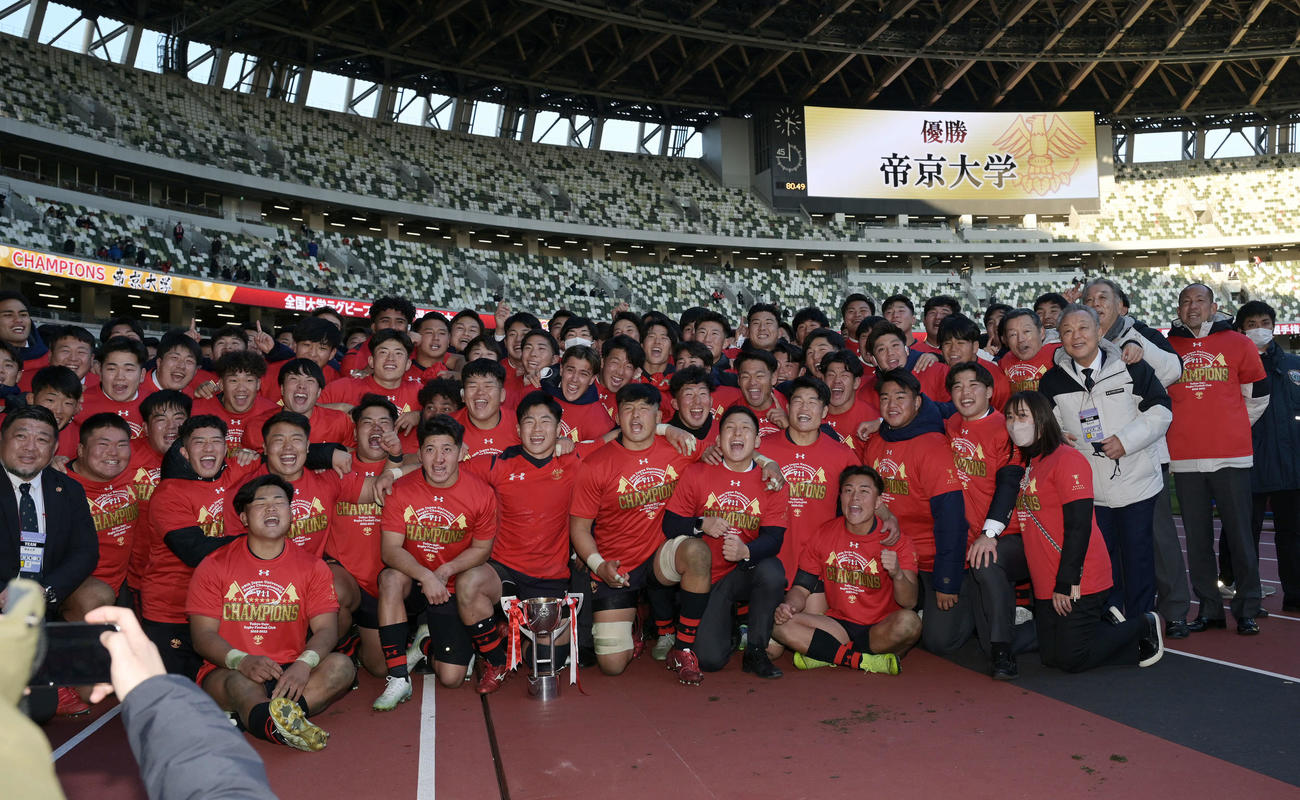 帝京大対早大　優勝を決め記記念撮影する帝京大の選手と関係者ら（撮影・滝沢徹郎）