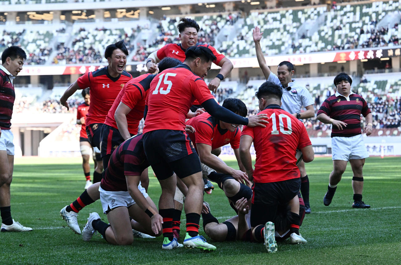 帝京大対早大　前半、先制し喜ぶ帝京大フィフティーン（撮影・滝沢徹郎）