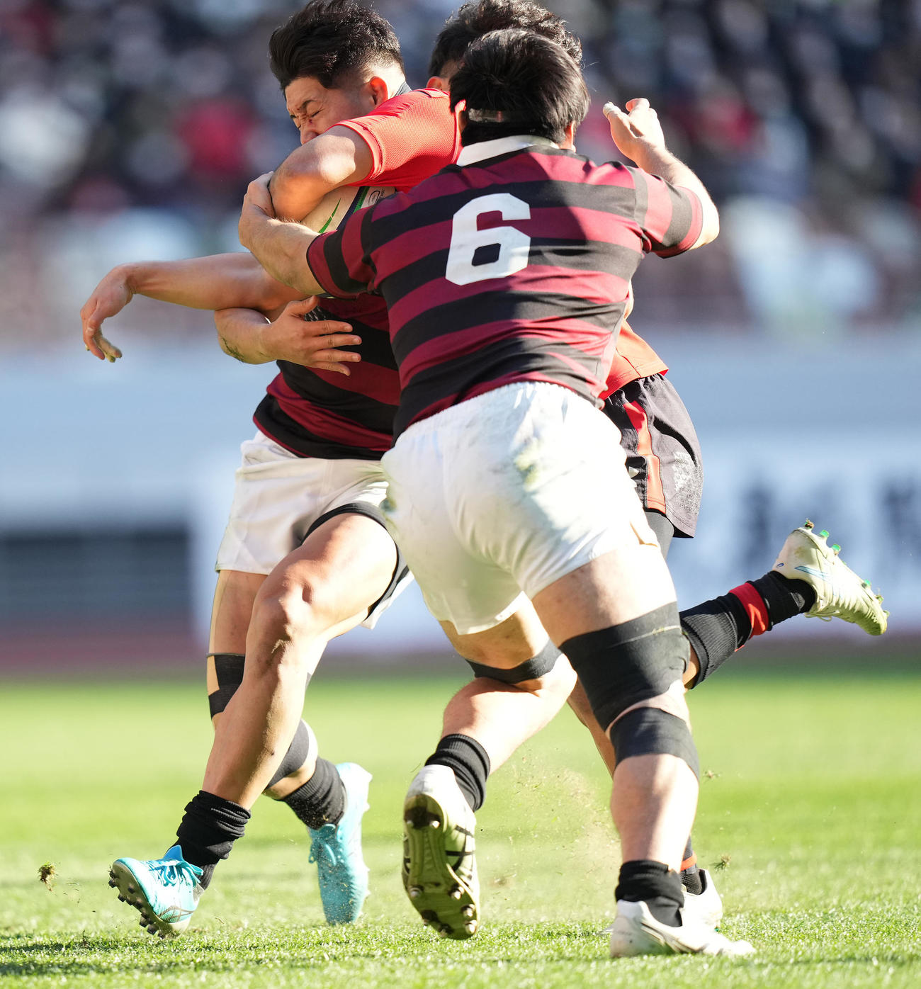 後半、相手にタックルを受けながらも突進し、トライを決める帝京大SO高本（中央）（撮影・鈴木みどり）