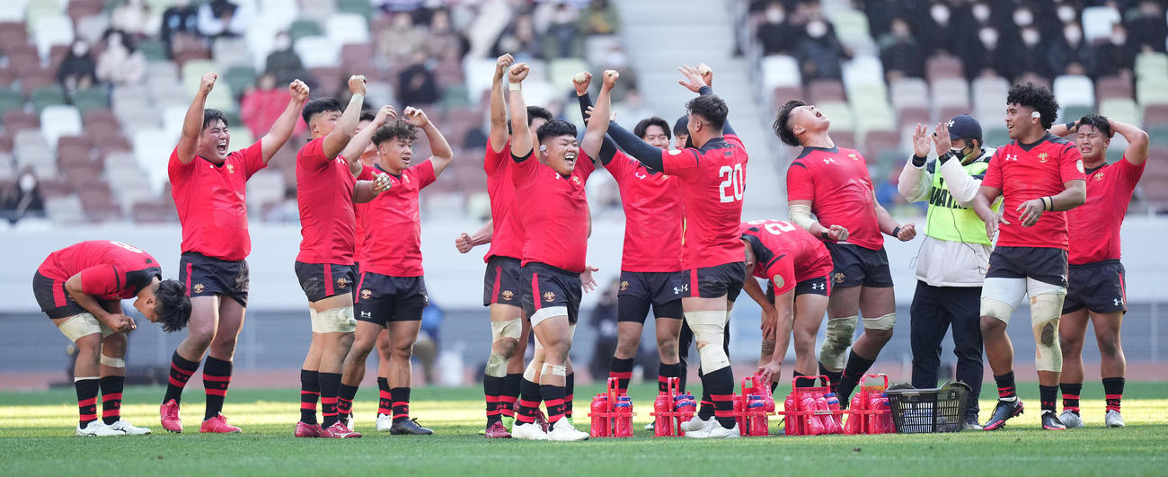 帝京大対早大　早大に勝利し2連覇を決め、喜ぶ帝京大フィフティーン（撮影・鈴木みどり）