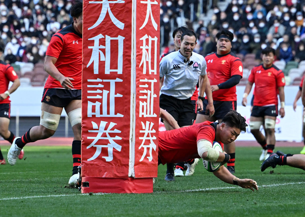 帝京大対早大　前半、トライを決める帝京大フランカー青木（手前）（撮影・滝沢徹郎）