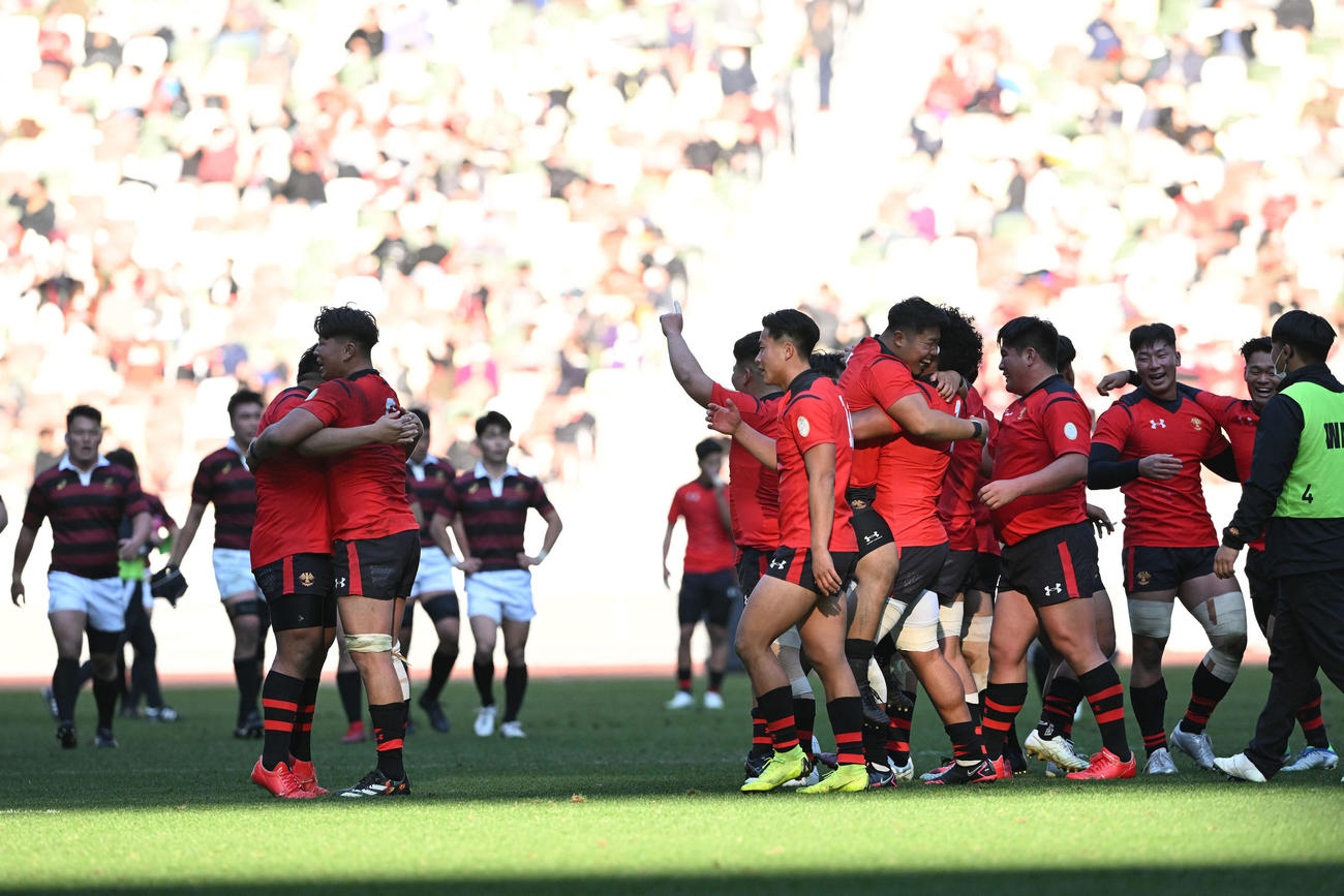 帝京大対早大　優勝を決め抱き合って喜ぶ帝京大フィフティーン（撮影・滝沢徹郎）