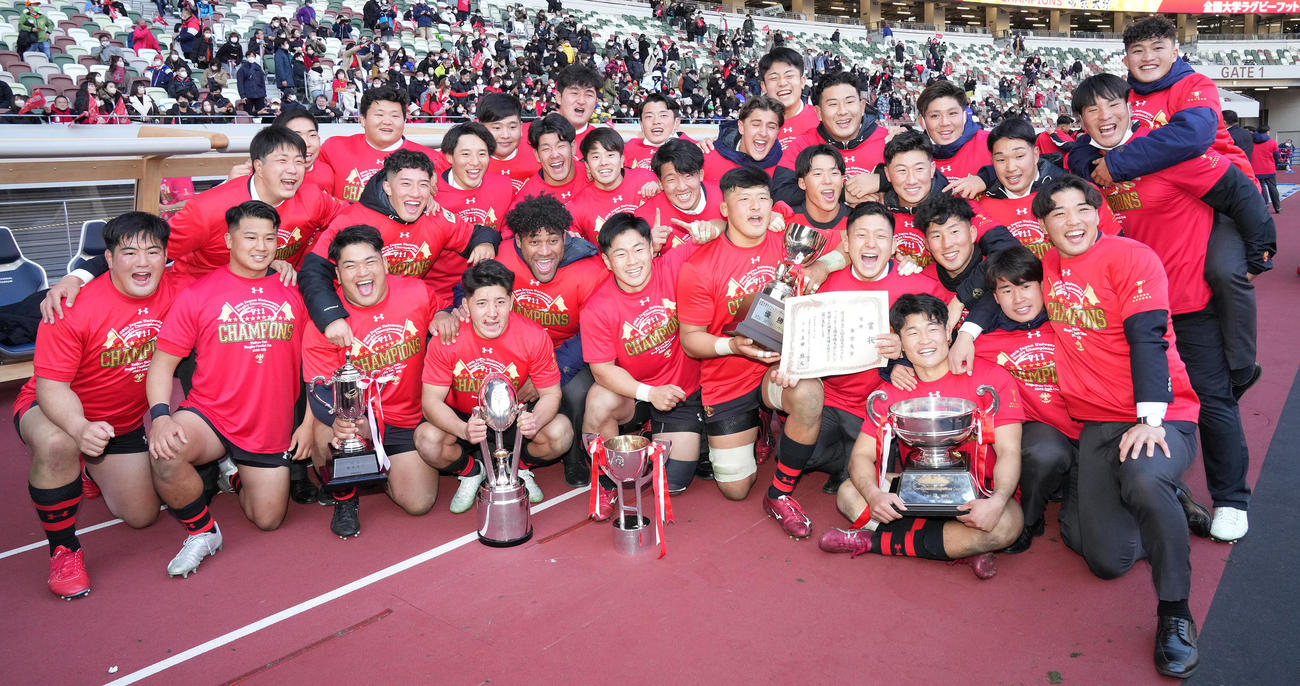 2連覇し、喜ぶ帝京大フィフティーン（撮影・鈴木みどり）