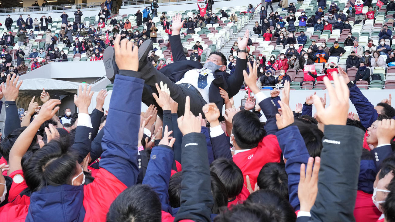 連覇し、胴上げされる帝京大・相馬監督（撮影・鈴木みどり）