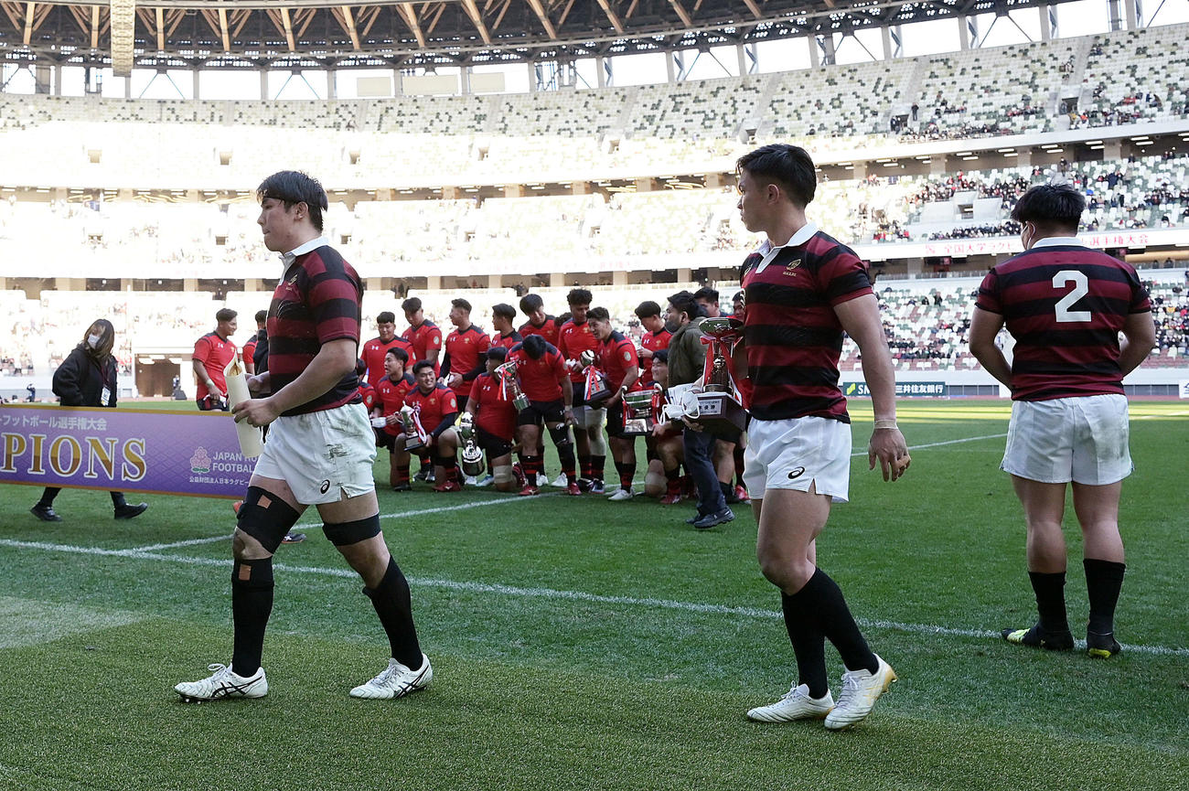 帝京大対早大　優勝を逃し引き揚げる早大フランカー相良（左）ら（撮影・滝沢徹郎）