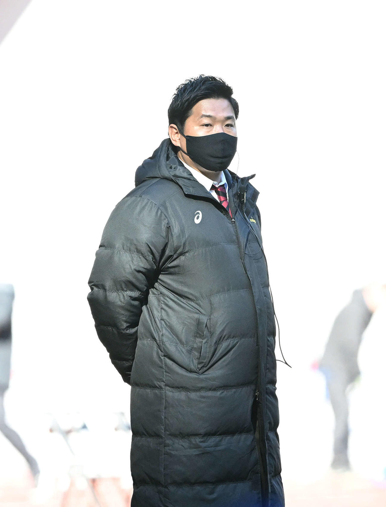 帝京大対早大　試合前練習を見守る早大・大田尾監督（撮影・滝沢徹郎）