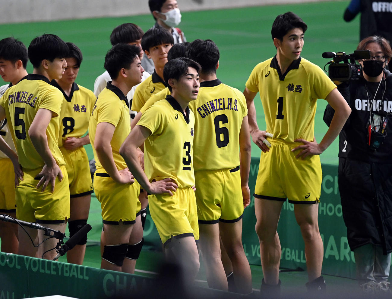 駿台学園対鎮西　優勝を逃した鎮西・舛本（中央）（撮影・たえ見朱実）