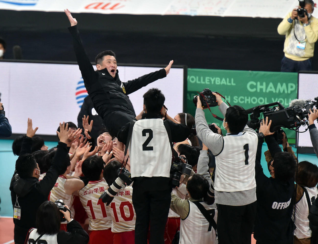 誠英対古川学園　23大会ぶり4度目の優勝を果たし、胴上げで笑顔を見せる古川学園・岡崎監督（撮影・相沢孔志）