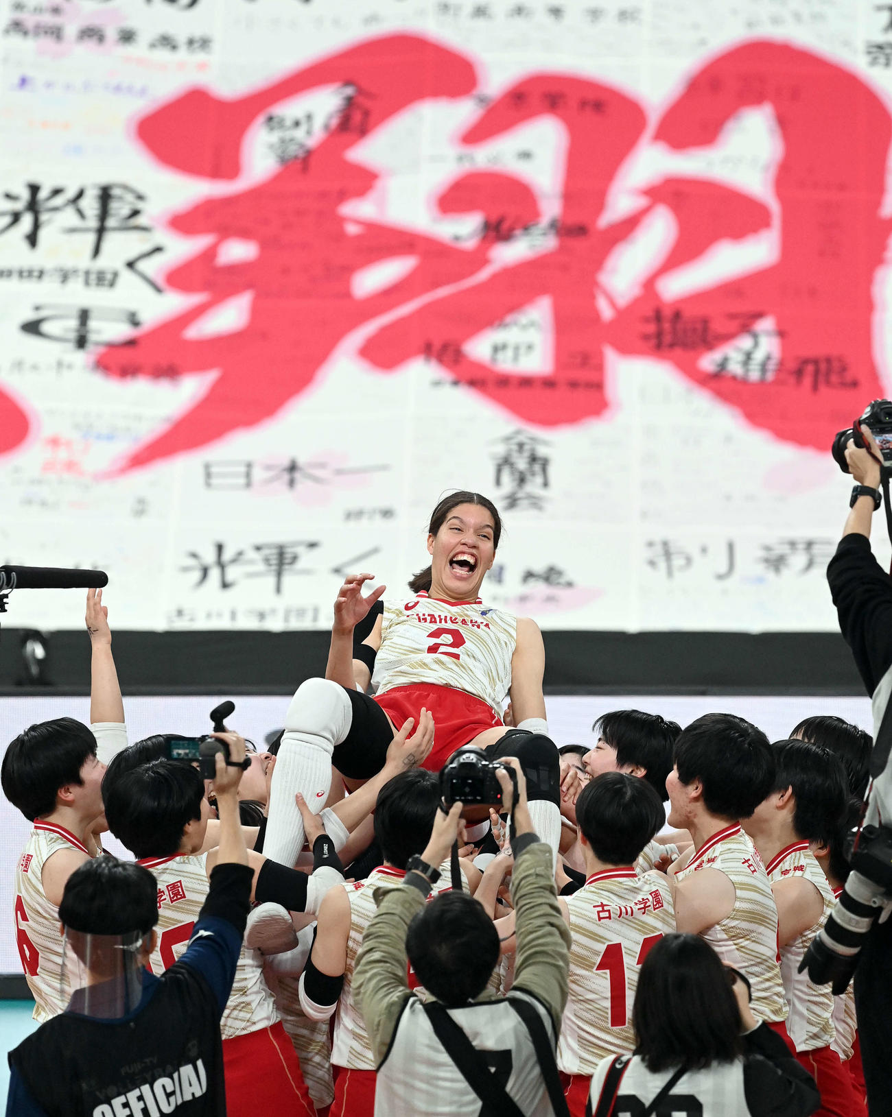 誠英対古川学園　優勝を飾り胴上げされる古川学園のタピア・アロンドラ（撮影・たえ見朱実）