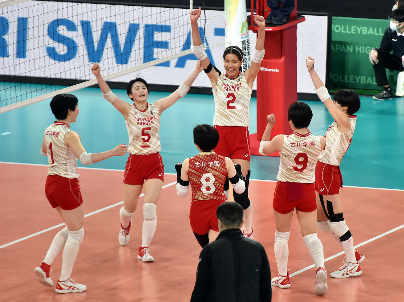 誠英対古川学園　第5S、得点を奪って両腕を突き上げる古川学園・熊谷（左から2人目）ら選手たち（撮影・相沢孔志）