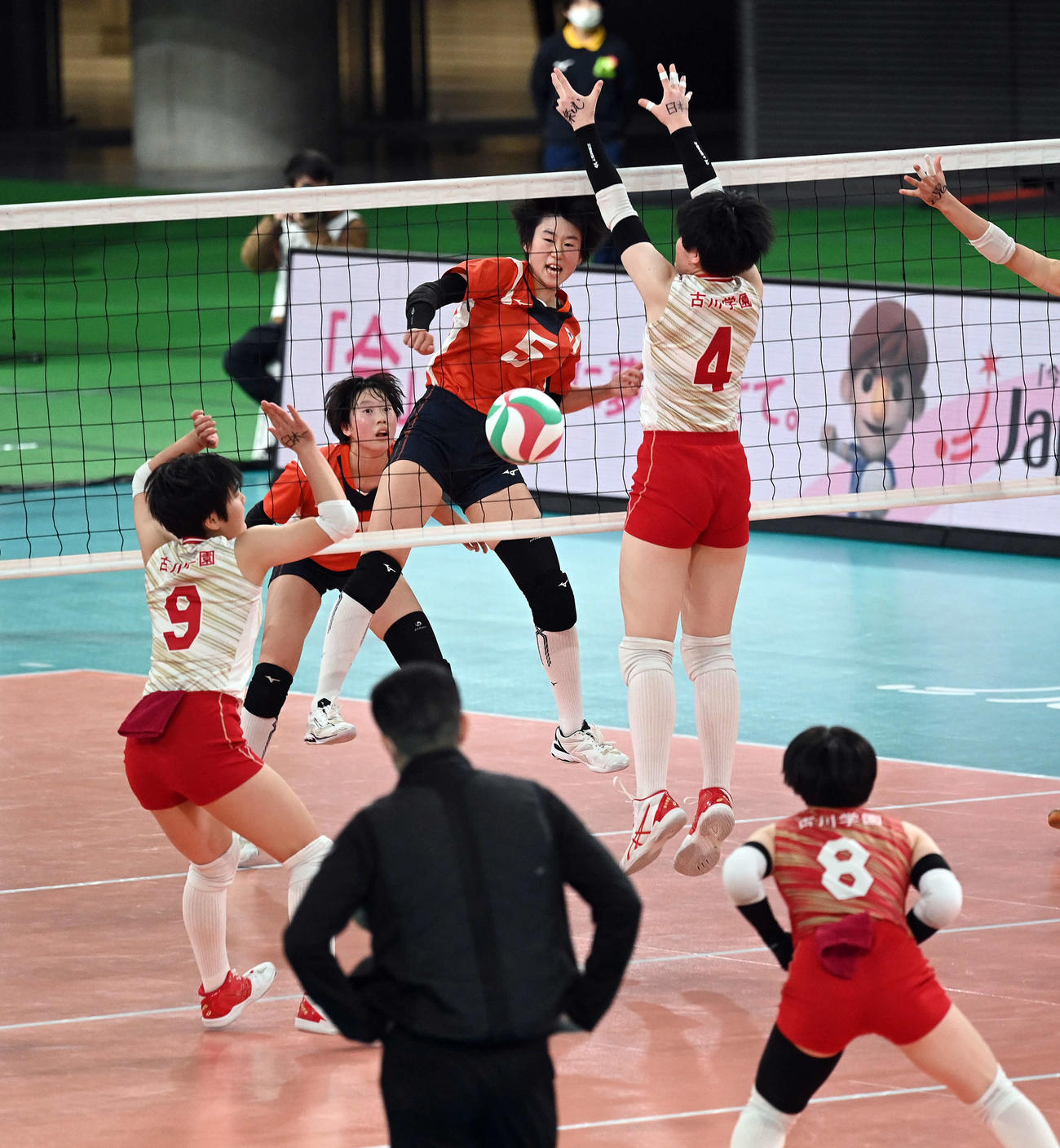 誠英対古川学園　第1セット、スパイクを決める誠英・岩城（撮影・たえ見朱実）