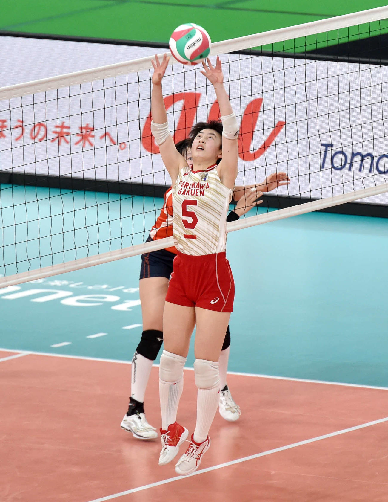 誠英対古川学園　第5S、トスを上げる古川学園・熊谷（撮影・相沢孔志）