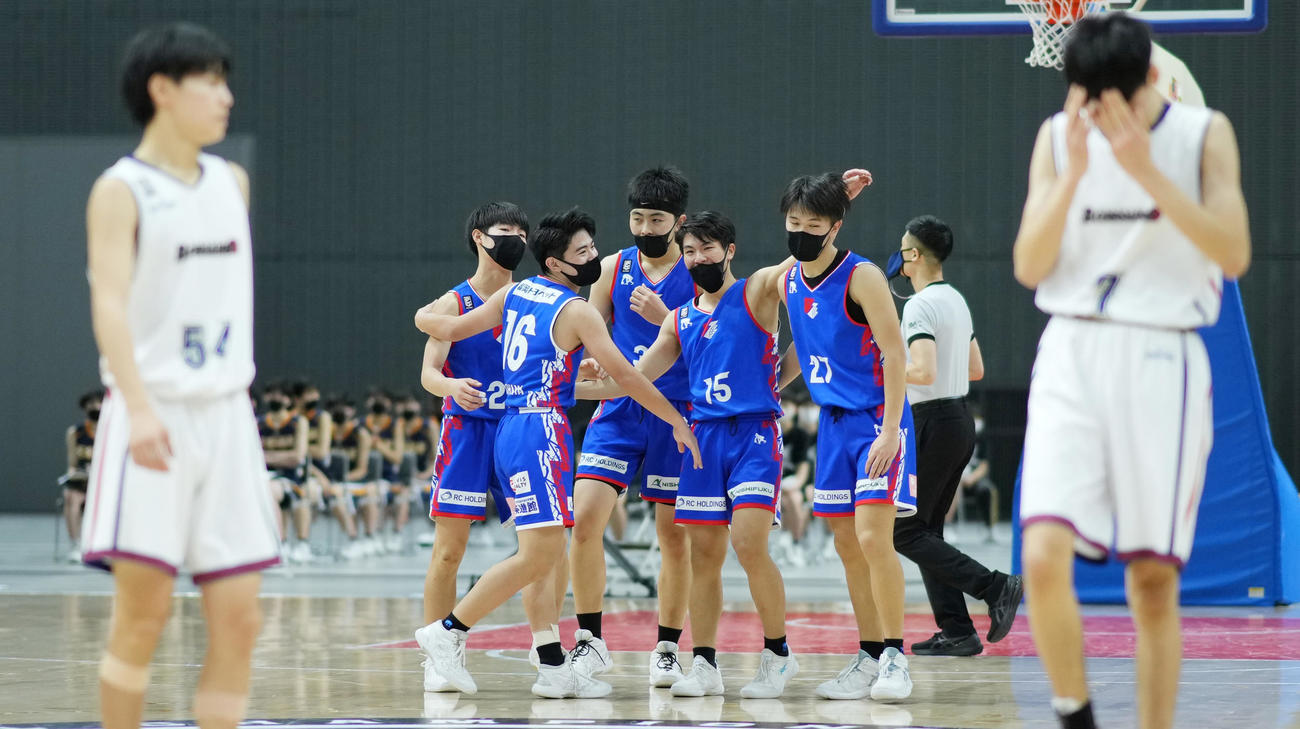 横浜ビー・コルセアーズU15を破り優勝し、歓喜するライジングゼファーフクオカU15（撮影・菅敏）
