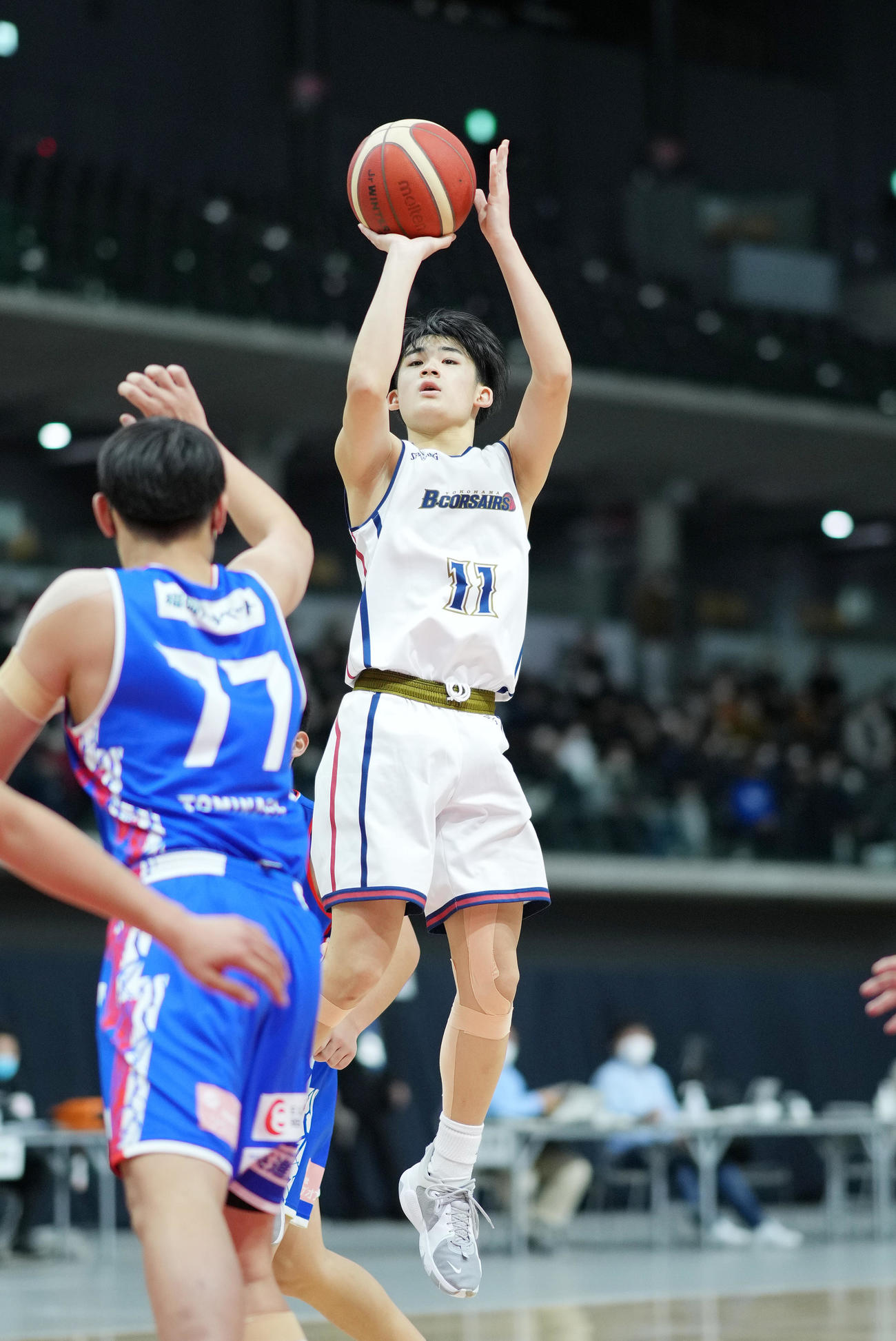 第3Q、シュートを放つ横浜ビー・コルセアーズU15の佐藤凪（右）（撮影・菅敏）
