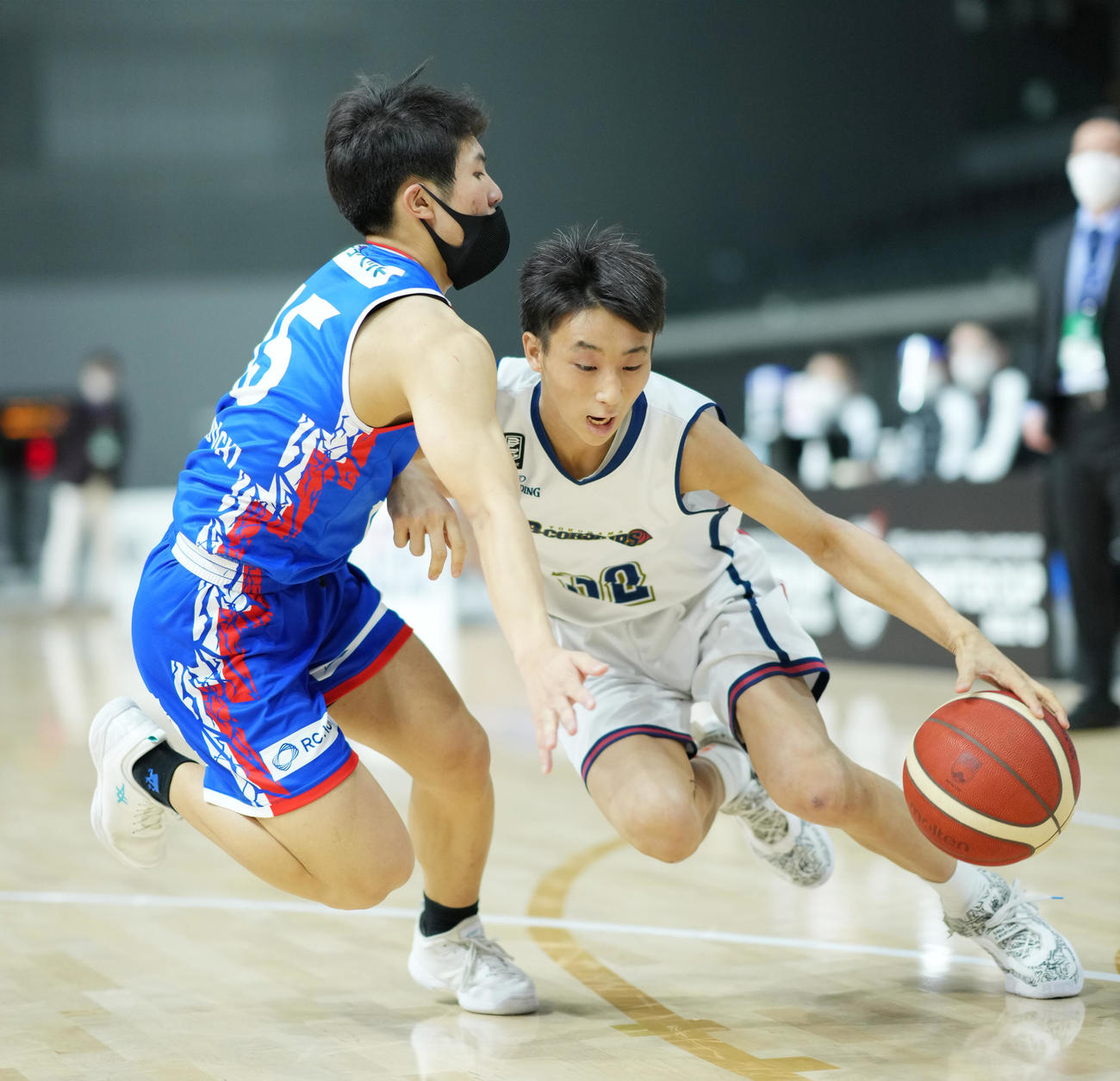第3Q、突破する横浜ビー・コルセアーズU15の渡辺（右）（撮影・菅敏）
