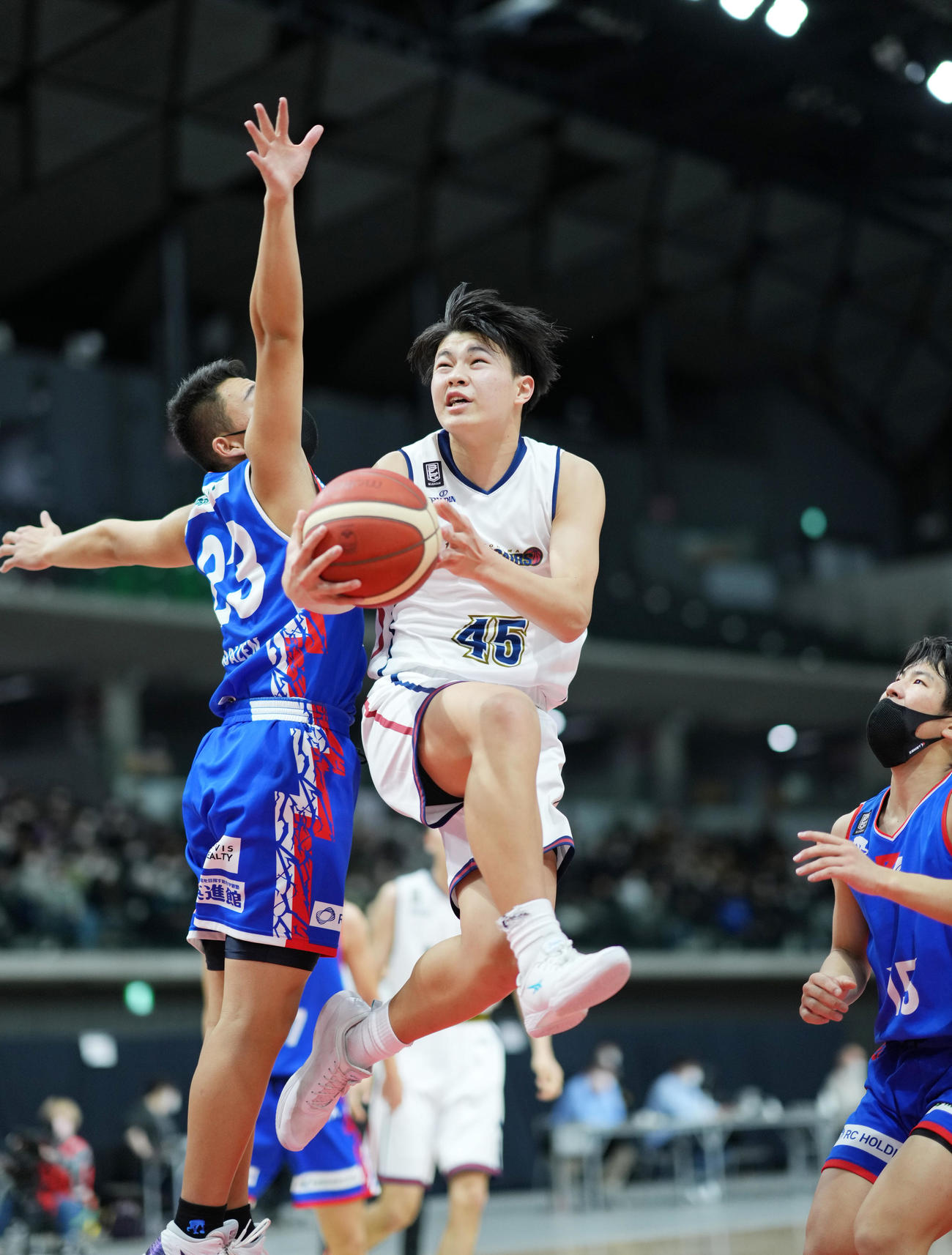 第4Q、シュートを放つ横浜ビー・コルセアーズU15の高島（中央）（撮影・菅敏）