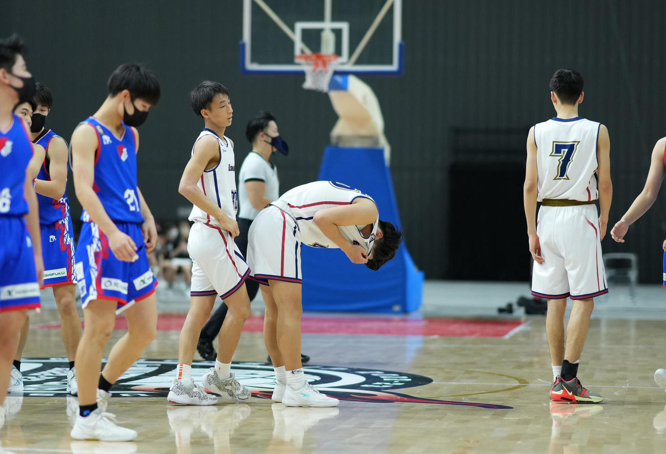 決勝でライジングゼファーフクオカU15に敗れ、肩を落とす横浜ビー・コルセアーズU15の選手たち（撮影・菅敏）
