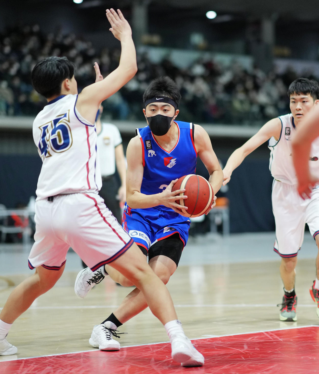 第1Q、突破するライジングゼファーフクオカU15・勝又（中央）撮影・菅敏）