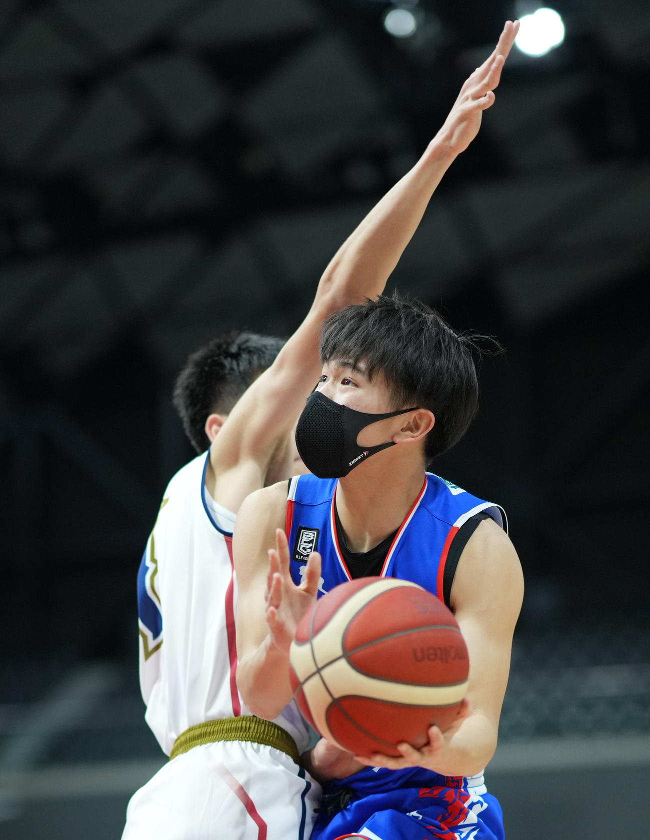第1Q、シュートを放つライジングゼファーフクオカU15・進藤（撮影・菅敏）