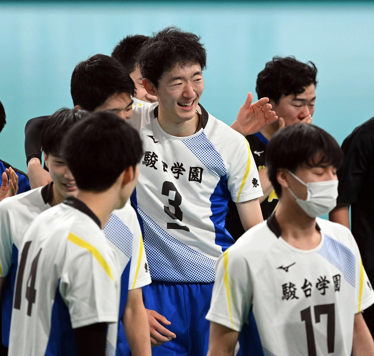 駿台学園対鎮西　優勝を飾り、うれし涙を流す駿台学園・佐藤（撮影・たえ見朱実）
