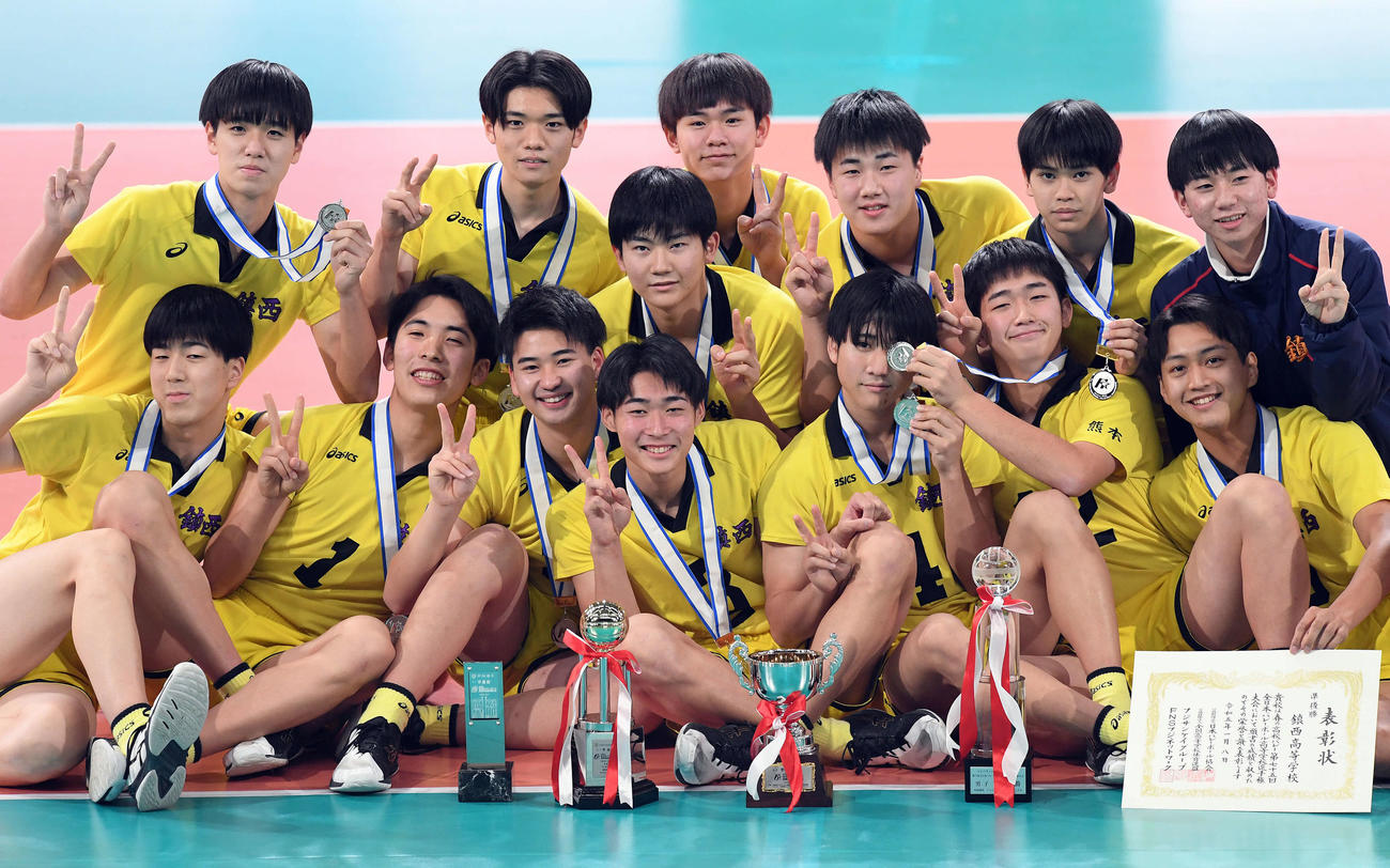 駿台学園対鎮西　表彰式を終え記念撮影に納まる準優勝の鎮西（撮影・たえ見朱実）