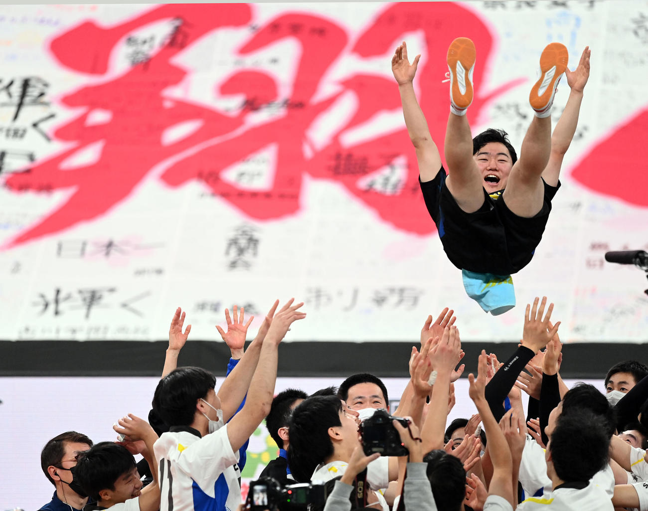 駿台学園対鎮西　優勝を飾り、胴上げされる駿台学園・布台（撮影・たえ見朱実）